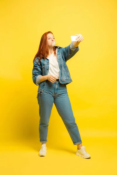 Kaukasische Frauen Porträt isoliert auf gelbem Studiohintergrund, Anhänger sein wie — Stockfoto