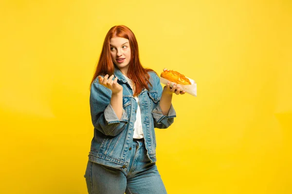 Kaukasische Frauen Porträt isoliert auf gelbem Studiohintergrund, Anhänger sein wie — Stockfoto