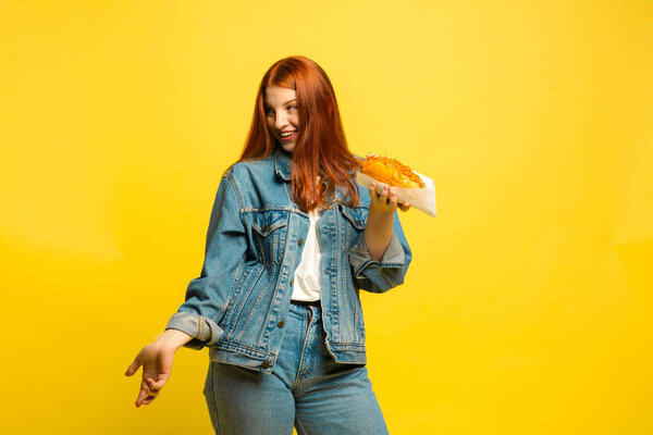 Кавказские женщины портрет изолирован на желтом фоне студии, последователь быть как
