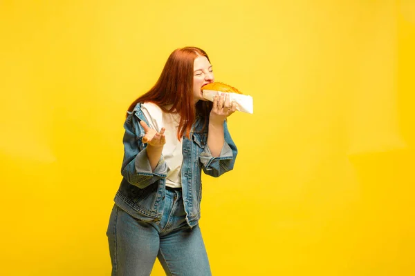 Kaukasische Frauen Porträt isoliert auf gelbem Studiohintergrund, Anhänger sein wie — Stockfoto