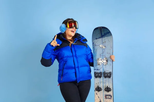 Kaukasiska kvinnor porträtt isolerad på blå studio bakgrund, vinter tema — Stockfoto