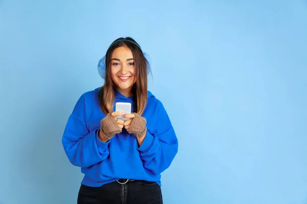 Portrait de femme caucasienne isolé sur fond bleu studio, thème d'hiver — Photo