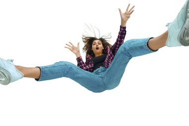 Düşmeden bir saniye önce genç bir kız parlak duygular ve ifadeyle yere düşüyor.