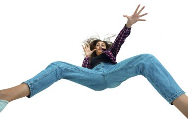 Düşmeden bir saniye önce genç bir kız parlak duygular ve ifadeyle yere düşüyor.