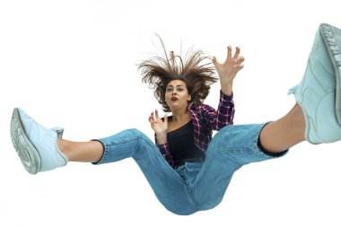 Düşmeden bir saniye önce genç bir kız parlak duygular ve ifadeyle yere düşüyor.