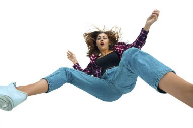 Düşmeden bir saniye önce genç bir kız parlak duygular ve ifadeyle yere düşüyor.