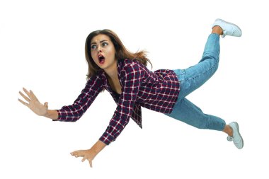 Düşmeden bir saniye önce genç bir kız parlak duygular ve ifadeyle yere düşüyor.