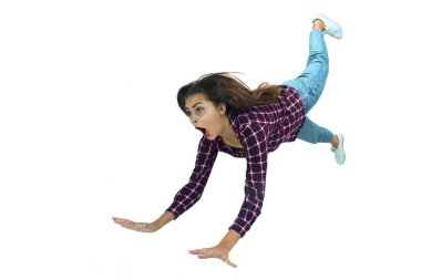 Düşmeden bir saniye önce genç bir kız parlak duygular ve ifadeyle yere düşüyor.