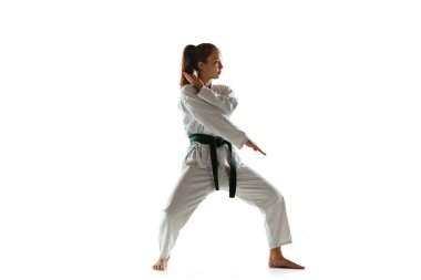 Kimono 'da kendinden emin bir öğrenci göğüs göğüse dövüş, dövüş sanatları eğitimi alıyor.