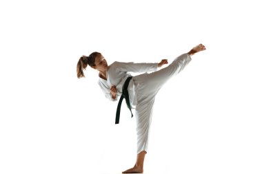 Kimono 'da kendinden emin bir öğrenci göğüs göğüse dövüş, dövüş sanatları eğitimi alıyor.