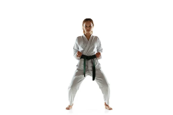 Confiante júnior em quimono praticando combate corpo a corpo, artes marciais — Fotografia de Stock