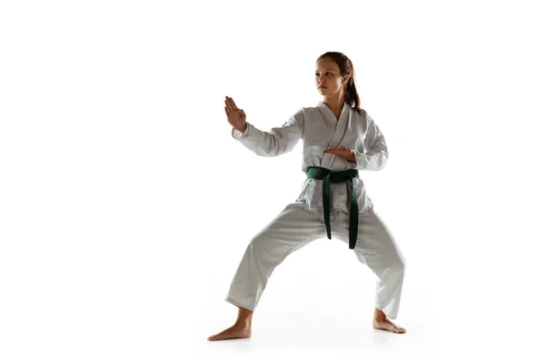 Zelfverzekerd junior in kimono oefenen van hand-tot-hand gevechten, vechtsporten — Stockfoto