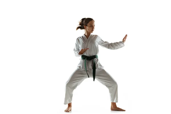 Zelfverzekerd junior in kimono oefenen van hand-tot-hand gevechten, vechtsporten — Stockfoto