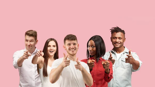 Portrét multietnické skupiny mladých lidí izolovaných na růžovém pozadí studia, leták, koláž — Stock fotografie