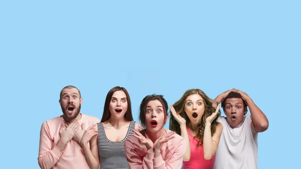 Retrato de grupo multiétnico de jovens isolados em fundo estúdio azul, panfleto, colagem — Fotografia de Stock