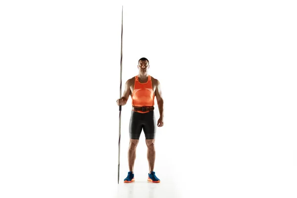 Atleta masculino practicando en lanzar jabalina aislada sobre fondo blanco del estudio —  Fotos de Stock