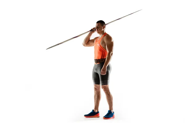 Atleta masculino practicando en lanzar jabalina aislada sobre fondo blanco del estudio —  Fotos de Stock
