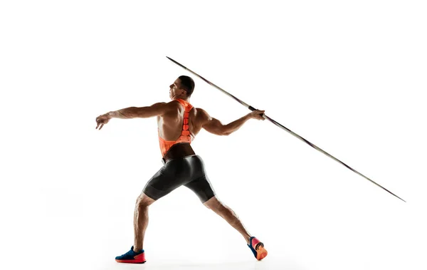 Atleta masculino practicando en lanzar jabalina aislada sobre fondo blanco del estudio —  Fotos de Stock