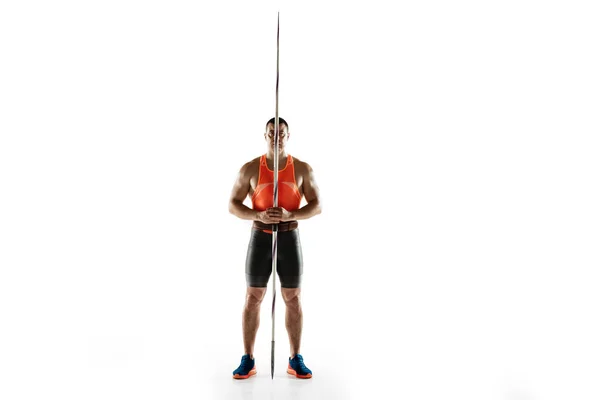 Мужчина-спортсмен, практикующий метание копья изолировано на белом фоне студии — стоковое фото