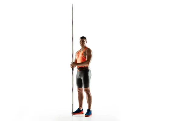 Man atleet oefenen in het gooien van speer geïsoleerd op witte studio achtergrond — Stockfoto