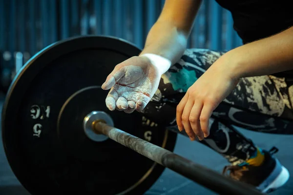 Kaukasische Teenager üben im Gewichtheben in der Turnhalle — Stockfoto