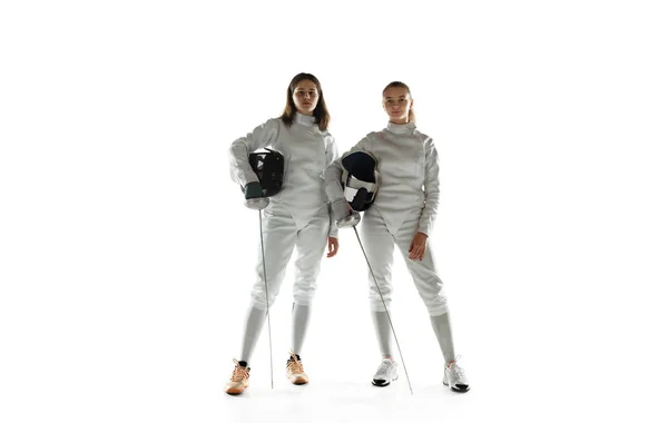 Adolescentes em trajes de esgrima com espadas em mãos isoladas no fundo branco, panfleto — Fotografia de Stock