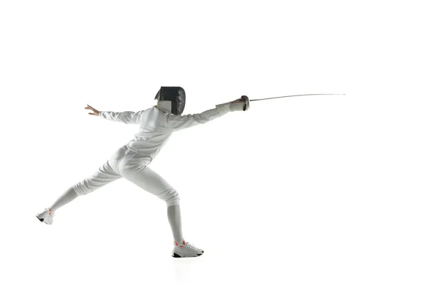Adolescentes em trajes de esgrima com espadas em mãos isoladas no fundo branco — Fotografia de Stock