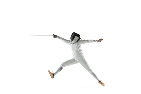 Adolescente ragazza in costume da scherma con spada in mano isolata su sfondo bianco — Foto Stock