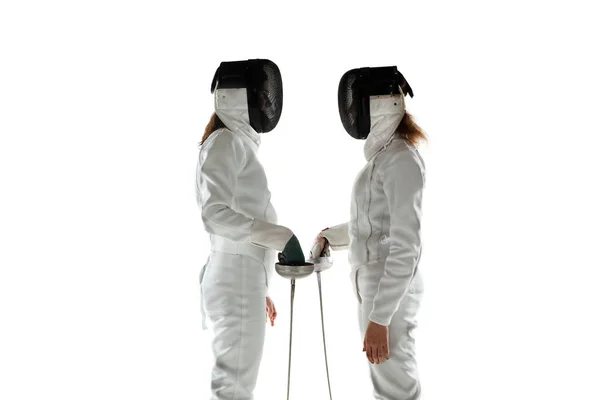 Adolescenti ragazze in costume da scherma con spade in mano isolate su sfondo bianco, volantino — Foto Stock