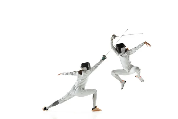 Έφηβες με στολές ξιφασκίας με σπαθιά σε χέρια απομονωμένα σε λευκό φόντο — Φωτογραφία Αρχείου