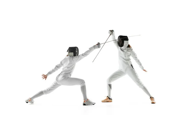 Nastolatki w kostiumach szermierki z mieczami w rękach odizolowane na białym tle — Zdjęcie stockowe