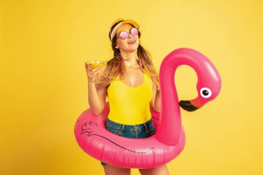 Sarı stüdyo arka planında izole edilmiş beyaz kadın portresi.