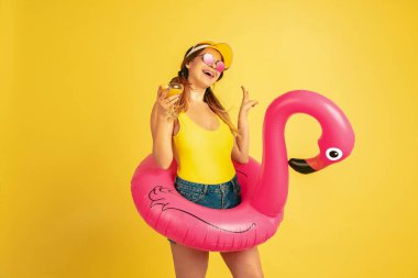 Sarı stüdyo arka planında izole edilmiş beyaz kadın portresi.