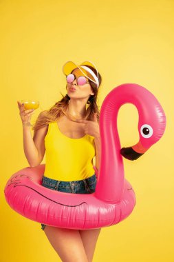 Sarı stüdyo arka planında izole edilmiş beyaz kadın portresi.