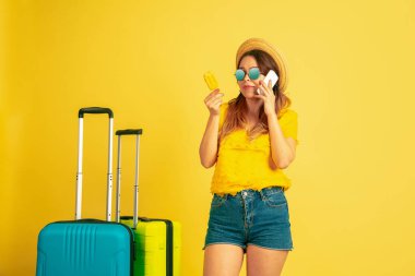 Sarı stüdyo arka planında izole edilmiş beyaz kadın portresi.