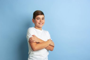 Mavi stüdyo arka planında izole edilmiş Kafkas gençlik portresi