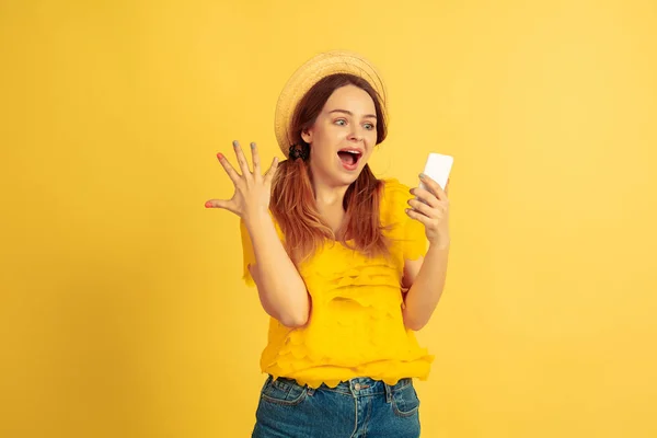 Caucásico mujeres retrato aislado en amarillo estudio fondo — Foto de Stock