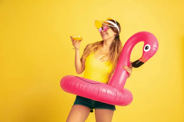 Mulheres caucasianas retrato isolado em fundo estúdio amarelo — Fotografia de Stock