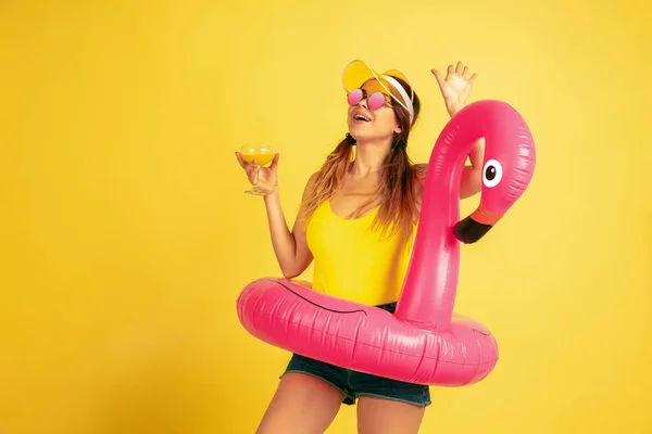 Mulheres caucasianas retrato isolado em fundo estúdio amarelo — Fotografia de Stock