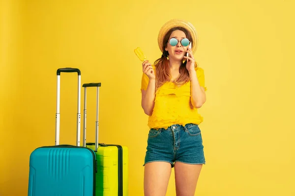 Mulheres caucasianas retrato isolado em fundo estúdio amarelo — Fotografia de Stock