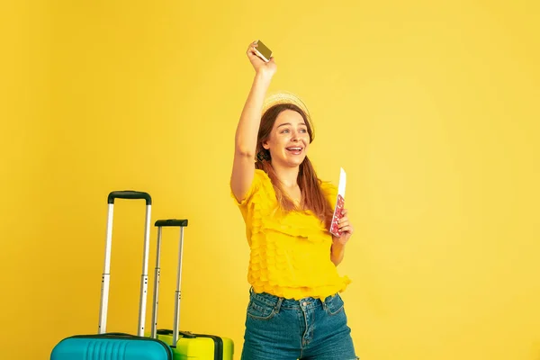 Caucásico mujeres retrato aislado en amarillo estudio fondo — Foto de Stock