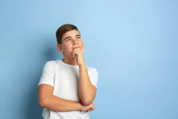 Branco adolescentes retrato isolado no azul estúdio fundo — Fotografia de Stock