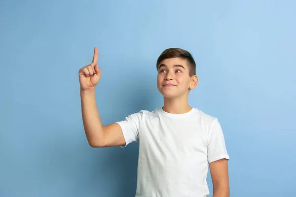 Branco adolescentes retrato isolado no azul estúdio fundo — Fotografia de Stock