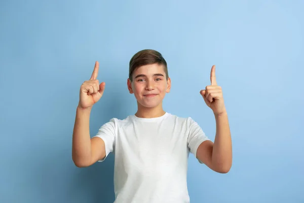 Branco adolescentes retrato isolado no azul estúdio fundo — Fotografia de Stock