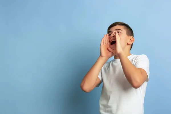 Branco adolescentes retrato isolado no azul estúdio fundo — Fotografia de Stock