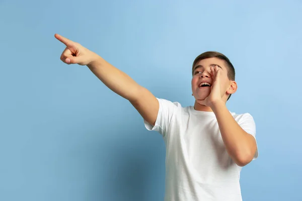 Caucásico adolescentes retrato aislado en azul estudio fondo — Foto de Stock