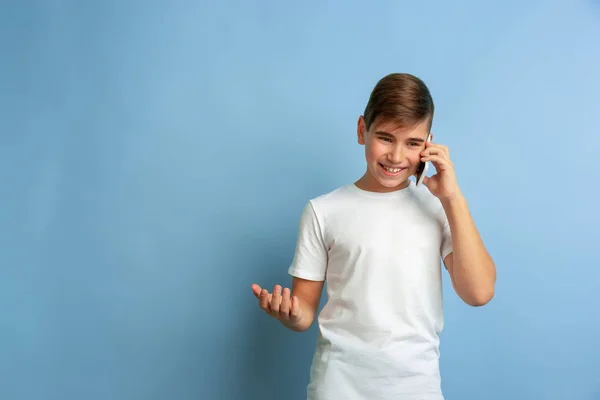 Kaukasische tieners portret geïsoleerd op blauwe studio achtergrond — Stockfoto