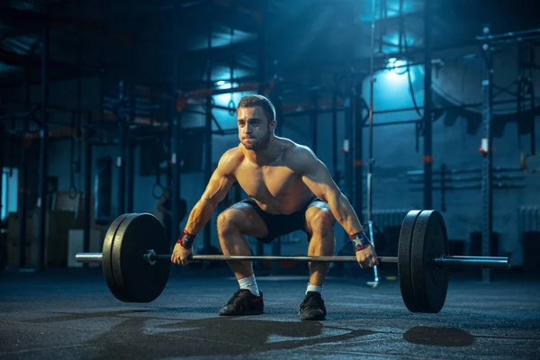 Hombre caucásico practicando levantamiento de pesas en gimnasio —  Fotos de Stock