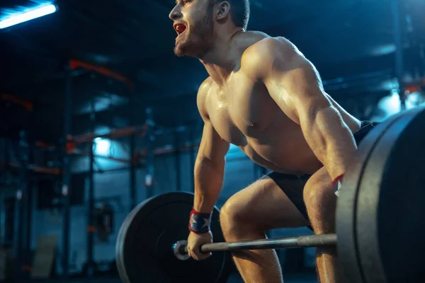 Hombre caucásico practicando levantamiento de pesas en gimnasio —  Fotos de Stock