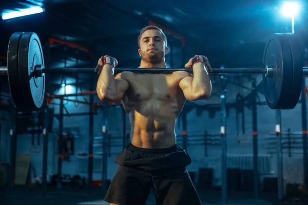 Hombre caucásico practicando levantamiento de pesas en gimnasio —  Fotos de Stock